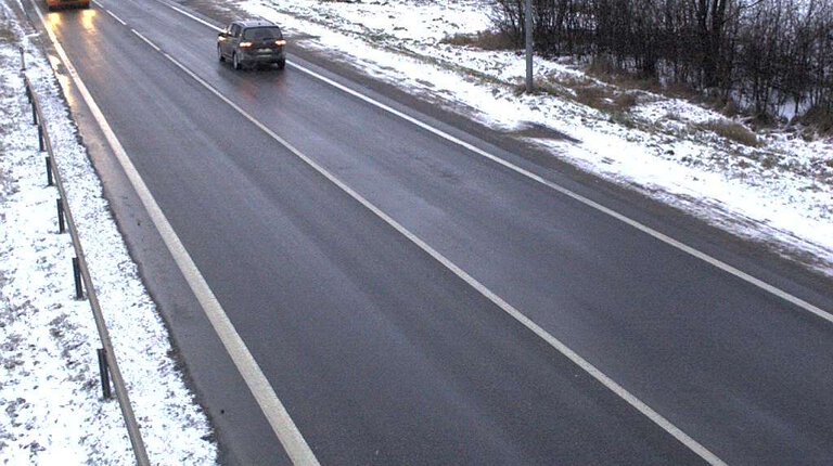 Šaltis sunkina padėtį šalies keliuose: vairuotojų prašoma atsargumo