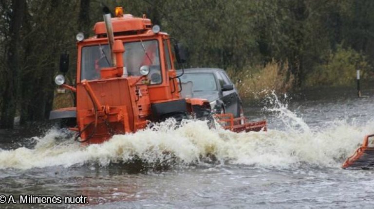 Kelyje Šilutė-Rusnė automobilius kėlė Klaipėdos padalinys