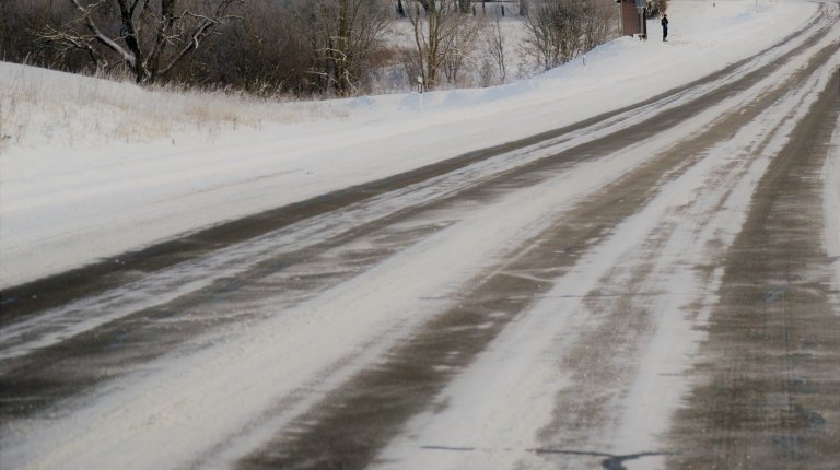 Kelininkai perspėja: teigiama oro temperatūra neužtikrina saugių eismo sąlygų