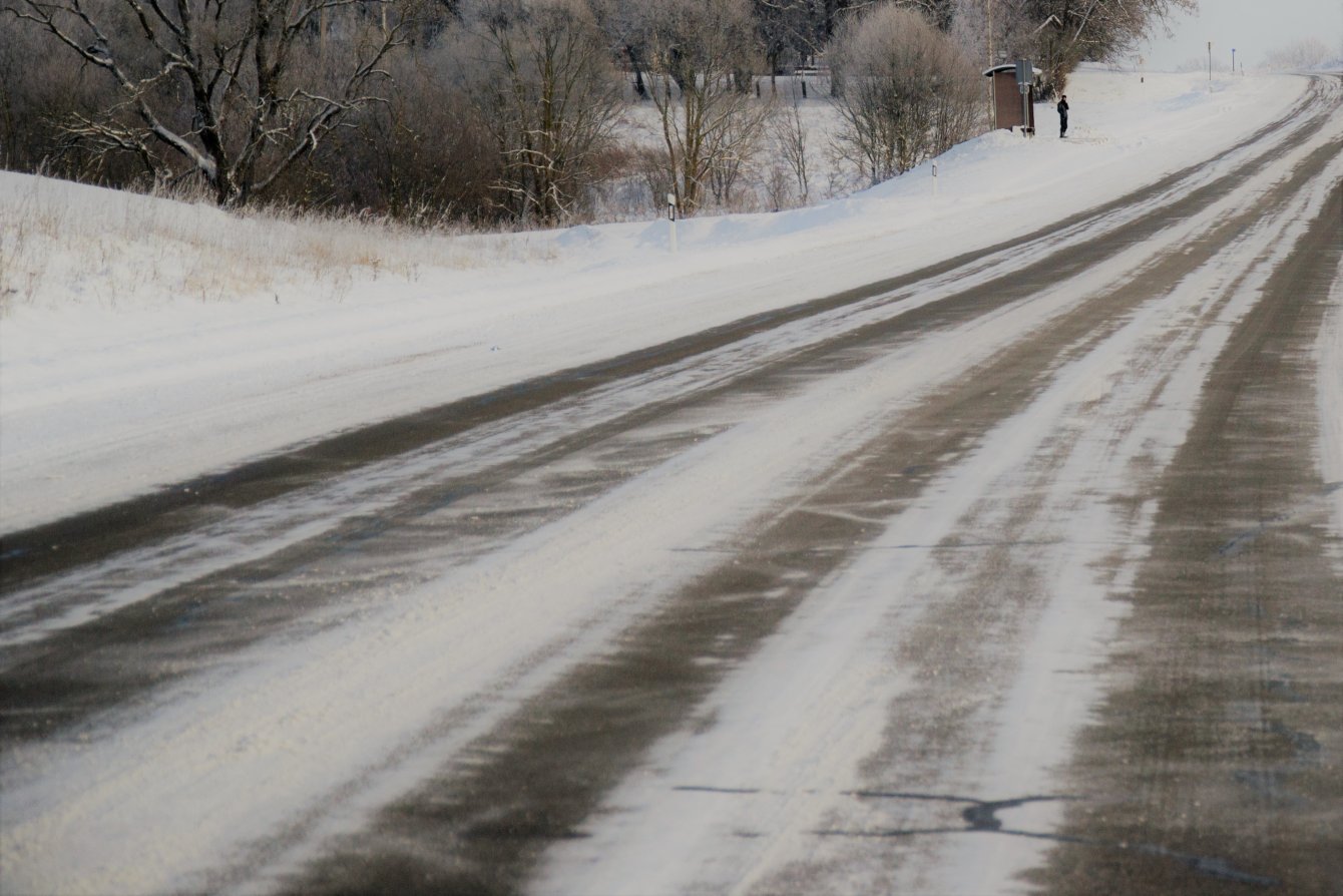 Kelininkai perspėja: teigiama oro temperatūra neužtikrina saugių eismo sąlygų