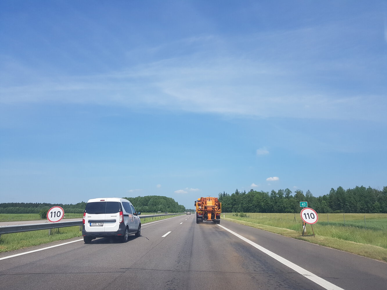 Keliuose pasirodė barstytuvai: "prakaituoja" asfaltas
