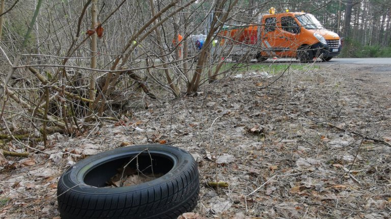 Kelininkai pastebi – daugėja keliuose neatsakingai išmetamų padangų