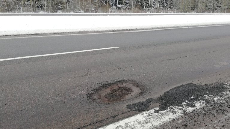 Kelininkai skelbia užtaisę įspūdingą kiekį duobių