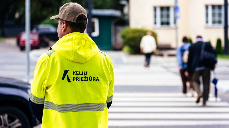 Kelias į mokyklą: bendras policijos, kelininkų, savanorių ir tėvų rūpestis
