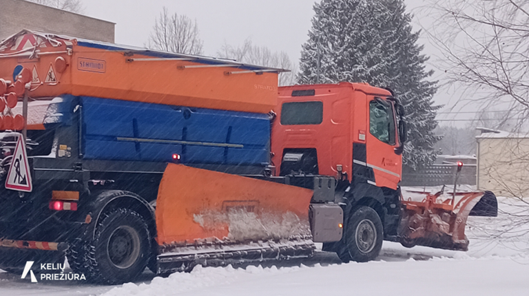 AB „Kelių priežiūra“ pristato atnaujintą žiemos kelių priežiūros atmintinę 
