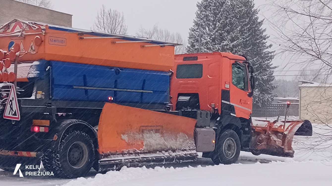 AB „Kelių priežiūra“ pristato atnaujintą žiemos kelių priežiūros atmintinę 