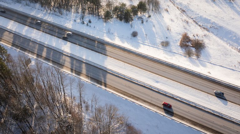 „Via Lietuva“: valstybinės reikšmės keliuose prasidėjo duobių tvarkymas – vairuotojai raginami...